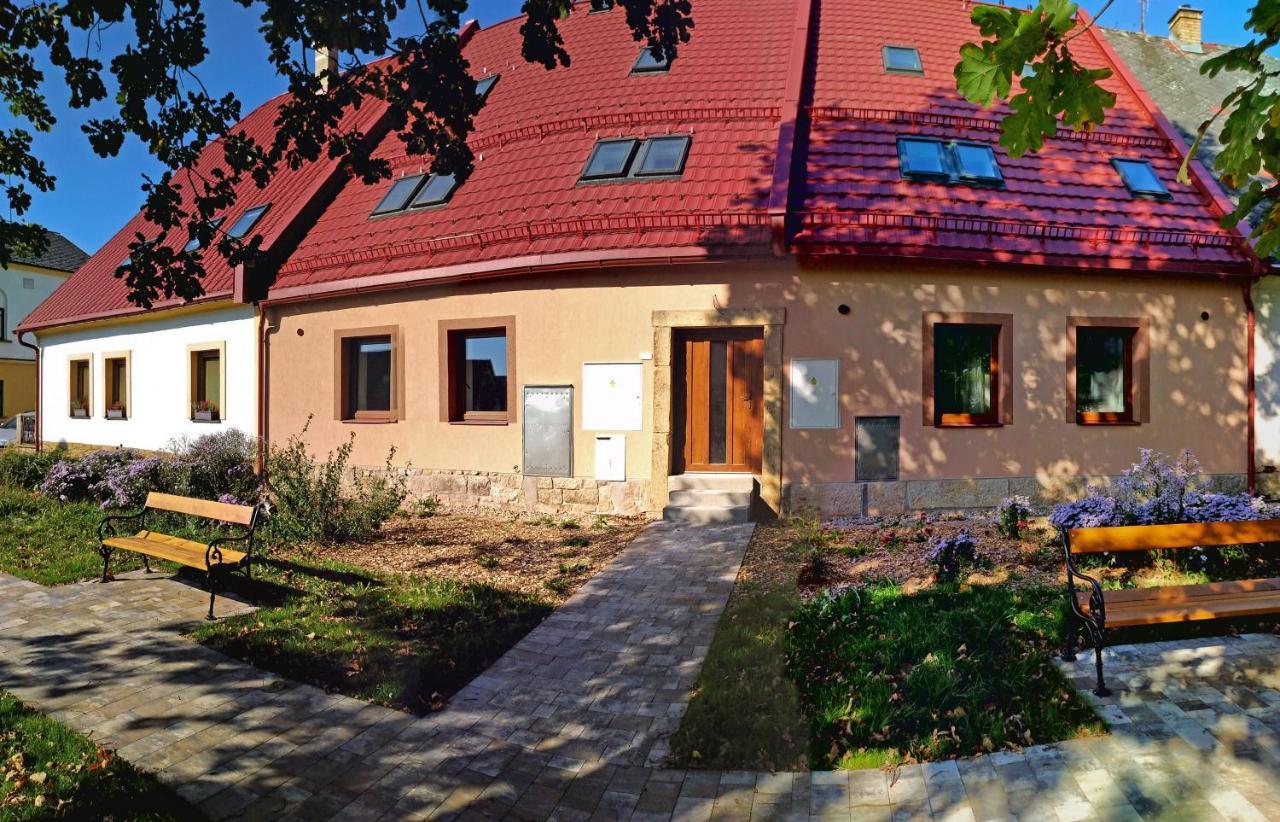 Apartmany Monastery Suites Zirec Dvur Kralove nad Labem Exterior photo